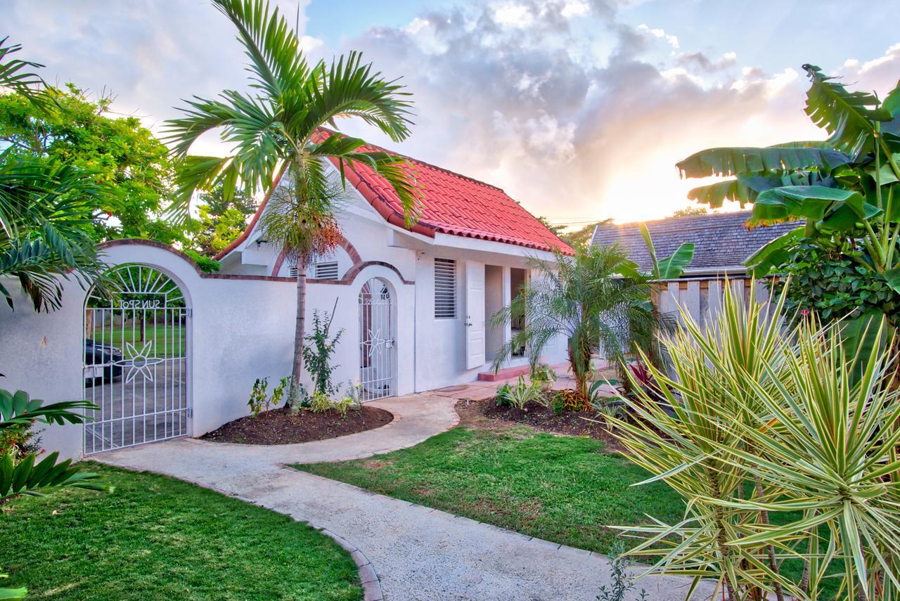 Sunspot Villa Runaway Bay Exterior photo